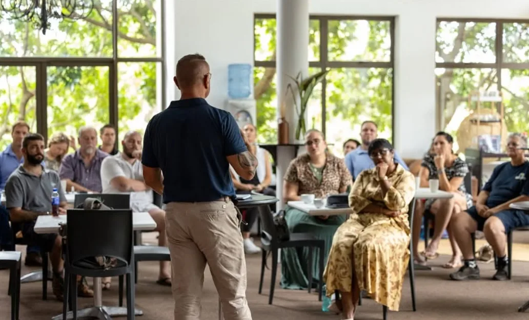 A teaching session in the hall, the room listening
